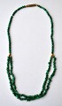 Malachite 
necklace. 20th 
century L: 45 
cm.