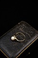 Old 14 carat 
gold ring with 
cultured pearl. 

Ring size 50. 
Weight 2.4 
grams.