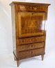 This impressive 
Empire style 
secretary from 
the year 1820 
is a true 
masterpiece of 
craftsmanship 
...