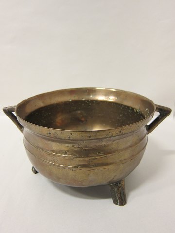 Three-legged pot, made of ore and from the periode 1600-1700
Please note that the weight of this pot is 1.650 gram
The height of the pot: 13cm
The diameter inkl. the handle: 28,5cm
The diameter inside: 21,5cm