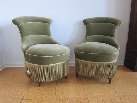Easy chair
A pair of 2 old, and small easy chairs
Both in a good condition
The price is for both chairs as a set