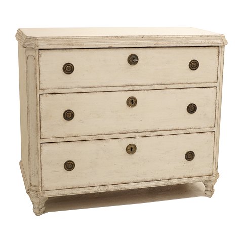 Light grey chest of drawers. Gustavian style. 
Sweden circa 1880. H: 81cm. Top: 46x95cm