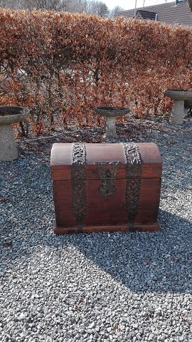 Small Baroque chest of iron-clad oak