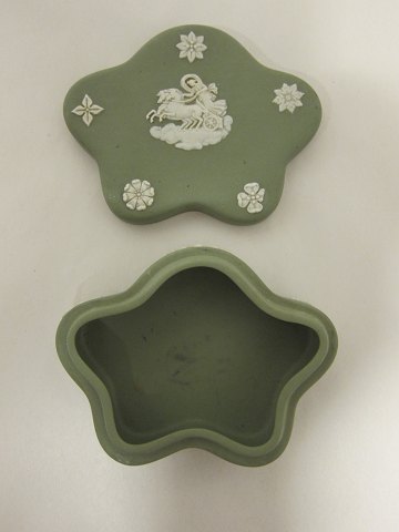 Wedgwood - Bonbon with a lid
Beautiful and in a good condition
Stamp "WEDGWOOD, Made in England"
9,5cm x 7,5cm x 3,8cm