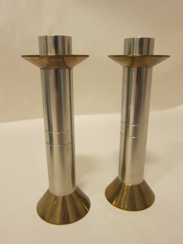 Candlesticks made of steel and brass
Heavy and solid in a retro design
Originally from Illums Bolighus in Copenhagen Denmark
H: 17cm,
Is only sold the 2 together
