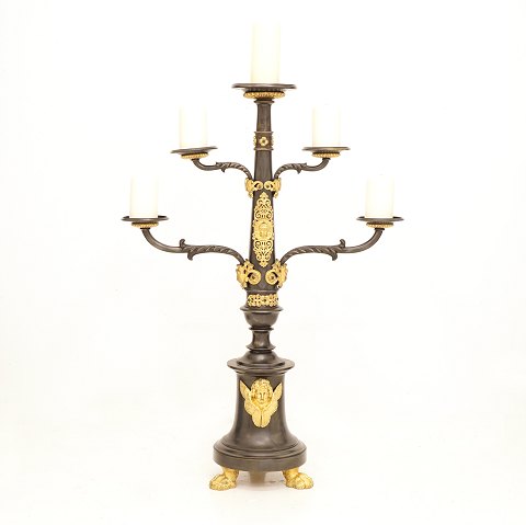 Grosser Bodenlecuhter für fünf Kerzen. Patinierte 
und vergoldete Bronze. Frankreich um 1850. H: 
95cm. B: 66cm