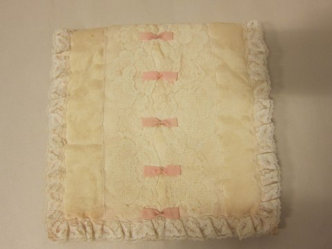 Dust cover for the old and beautiful handkerchiefs 
In the earlier days the beautiful handkerchiefs were kept in such dust covers, 
usually with hand made embroidery
In a good condition
Please note: The price is excl. the handke