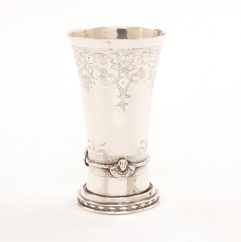 A 17th century silver cup. H: 14cm. W: 197gr