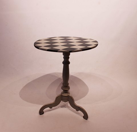 Grey painted pedestal table with checkered surface in the style of Gustavian 
from around the year 1840.
5000m2 showroom.