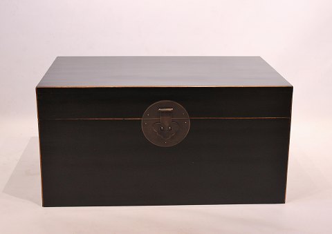 Chinese black lacquered chest from the 1940s.
5000m2 showroom.