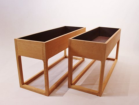 A pair of flower boxes of light soap treated oak, danish design from the 1960s.
5000m2 showroom.
