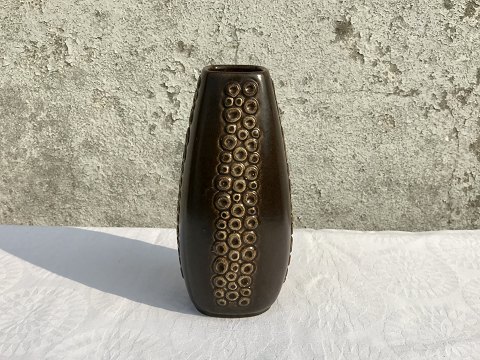 Ravnild keramik 
Brun vase med cirkel dekoration
*275,-kr