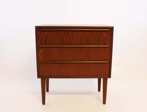 Small chest of drawers with three drawers in teak of danish design from the 
1960s.
5000m2 showroom.
