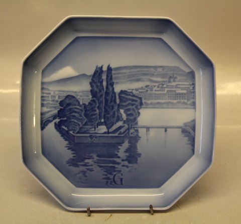 Bing og Grøndahl Ottekantet 19.5 cm  Alfabet Platte G - for Geneve i Schweiz  
Designet i 1933-1934 af Ove Larsen
Octagon