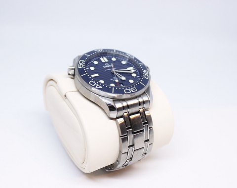 Omega Seamaster professional, diver 300 m, stainless steel.
5000m2 showroom.