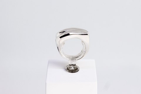 Enkel ring af 925 sterling sølv og stemplet Ja.
5000m2 udstilling.