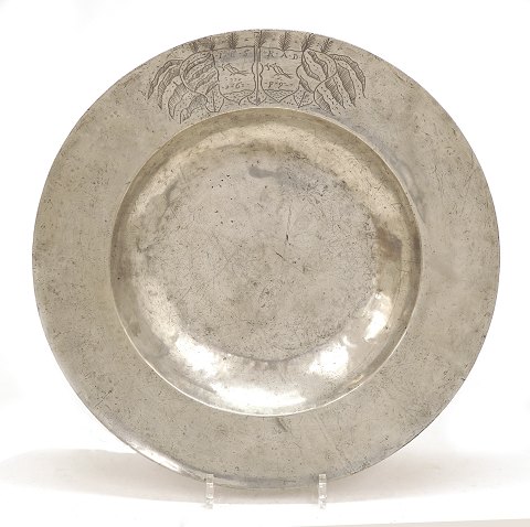 A very large end 17th century pewter plate dated 
1699. D: 42cm