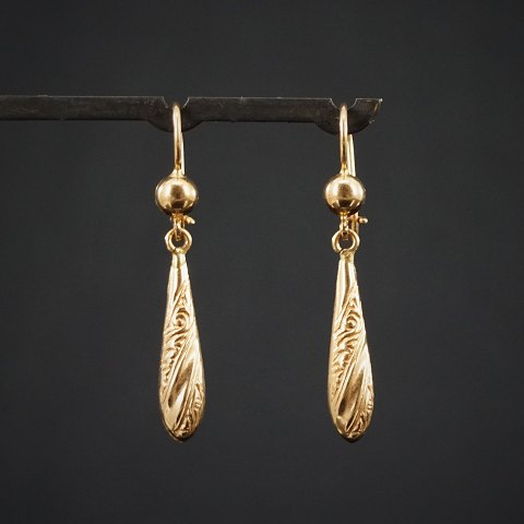 Ørestikker/øreringe af 18 kt. guld, hænger med mønster