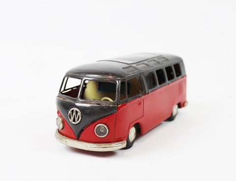 Model of Volkswagen T1 in black and red from around the 1960s.
5000m2 showroom.