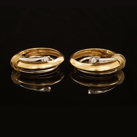 Ein Paar Ole Lynggaard, Kopenhagen, "Neumond" 
Ohrclips aus 14kt Gold mit einem Diamant. D: 31mm