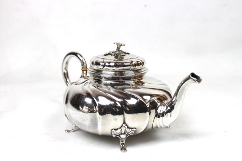 Tea pot on feet in 925 sterling silver by A. Michelsen.
5000m2 showroom.
