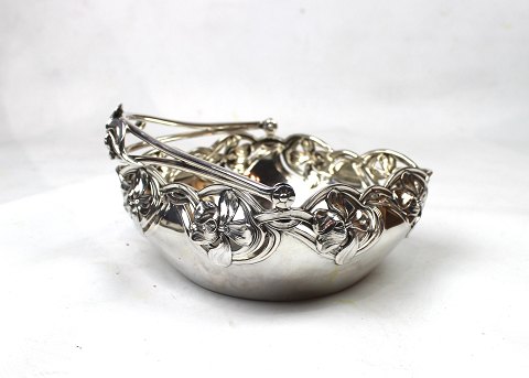 Bowl decorated with flowers and with handle of 830 silver.
5000m2 showroom.