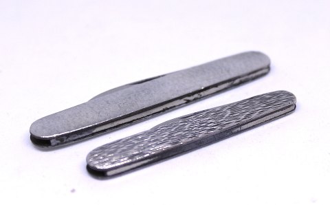 Two different pocket knives of 925 sterling and 830 silver.
5000m2 showroom.