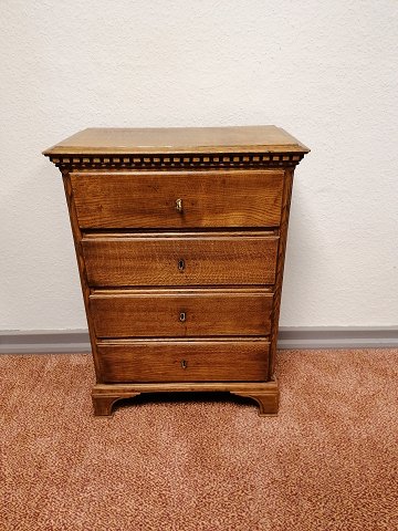 Oak chest of drawers starting in the 1800s