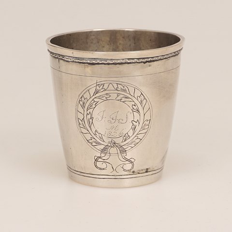 A small early 19th century silver cup by Søren 
Christensen, Varde, Denmark. H: 6,5cm. W: 74gr
