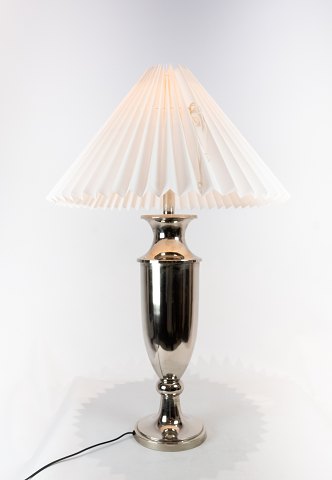 Tall table lamp in chrome from the 1980s and in great vintage condition.
5000m2 showroom.