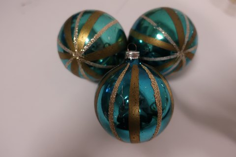 Old Christmas balls made of glass
The price is for the total lot of 3 pieces
These old Christmas balls are blue/green colour with gold and "snow"
In a good condition