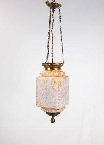 Antik Ampel med orange opal glas med messing kant og ophæng, fra omkring år 
1860. 
5000m2 udstilling.
