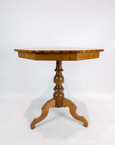 Italian lamp table of handpolished mahogany with inlaid intarsia of fruit wood 
from the 1880s.
5000m2 showroom.

