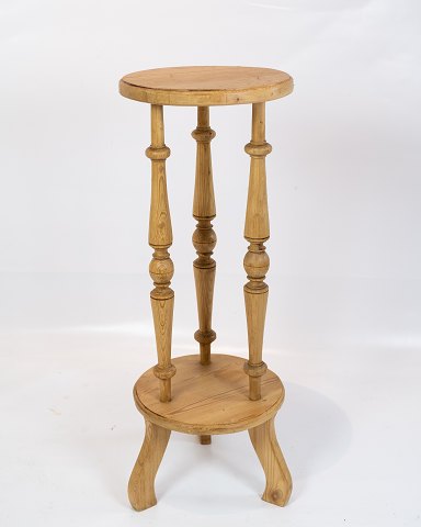 Piedestal table of pine wood, in great antique condition from the 1930s.
5000m2 showroom.