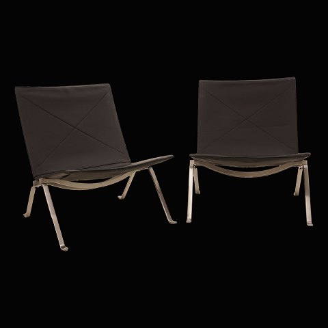 A pair of PK22 Poul Kjærholm lounge chairs. Made 
by Fritz Hansen. Nice condition