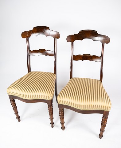 Et sæt salonstole af mahogni og polstret med stribet stof fra 1860erne.
5000m2 udstilling.