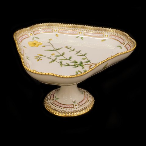 A Royal Copenhagen Flora Danica pedistal bowl. 
#20/3511. H: 12,8cm