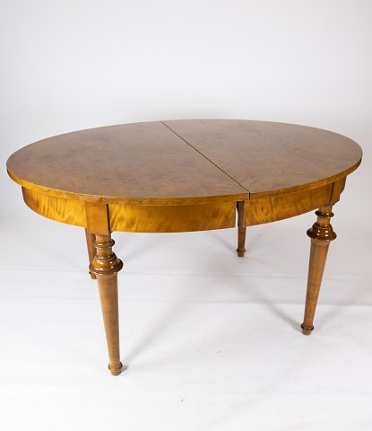 Dining table of 
birch, in great antique condition from the 1930s. 
5000m2 showroom.