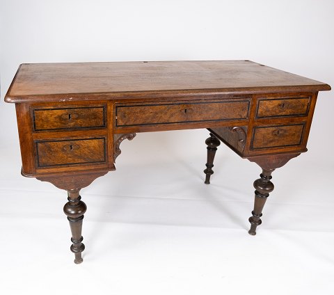 Desk of walnut, in great antique condition from the 1860s. 
5000m2 showroom.