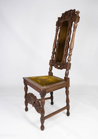 Antik stol af eg med udskæringer i renæssance stil, i flot stand fra 1880erne.  
5000m2 udstilling.