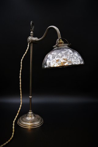 Old French Bureau table lamp with original lampshade in waffled Mercury Glass.
H: 46cm.