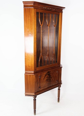 Hepplewhite corner cabinet of mahogany with glass door, in great antique 
condition from the 1920s.
5000m2 showroom.