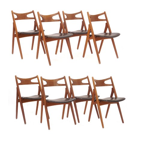 Hans J. Wegner, Denmark, set of eight Sawbuck 
Chairs CH 29, teak and leather. Signed Hans J. 
Wegner and Cark Hansen & Søn. Nice condition with 
signs of use. H: 75cm. H S: 44,5cm