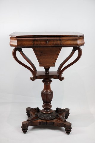 Et antikt sybord i mahogni på en søjle fra omkring år 1840
