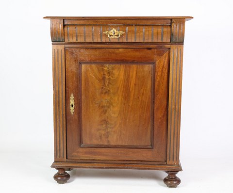 Mahogany console cabinet with drawer and door from around the year 1860s.
Dimensions in cm: H: 81 W: 67 D: 35
Great condition

