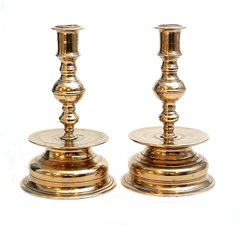 Ein Paar Barock Glockenleuchter aus Messing. 
Hergestellt um 1750. H: 22,7cm