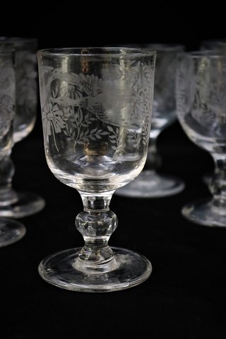 Old French mouth-blown wine glass with engraved motif of ducks and flowers. Height: 12 / 13cm. Dia.:6,5cm...