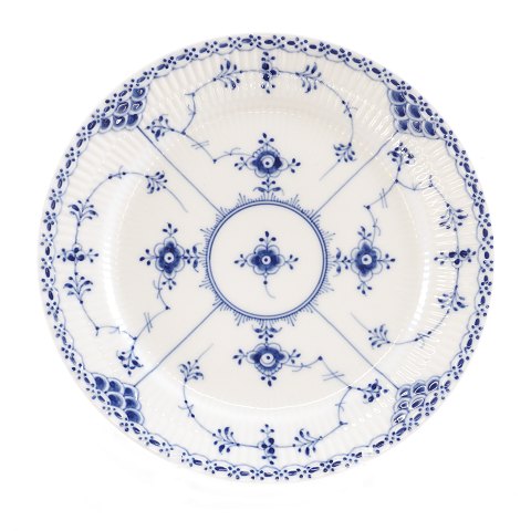 Royal Copenhagen blue fluted half lace plate #577. 
D: 25cm
