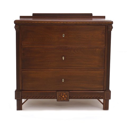Danish Louis XVI mahogany chest of drawers. Circa 
1780. H: 84cm. W: 89cm. D: 55cm