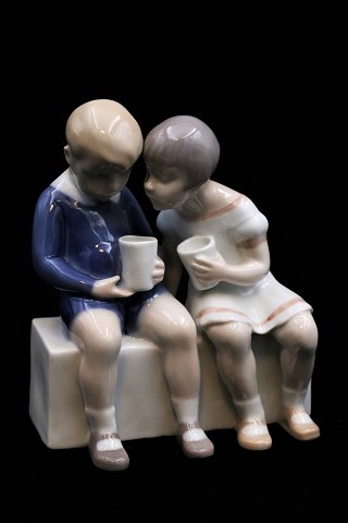 Bing & Grøndahl porcelænsfigur af lille dreng og pige der drikker mælk...